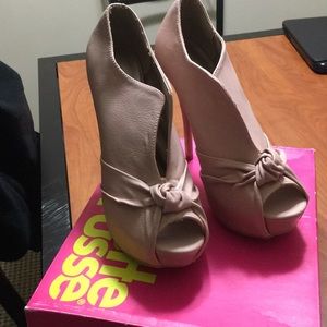 Never been worn Blush pumps